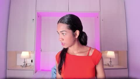 anaacollins_ online show from March 28, 12:17 pm