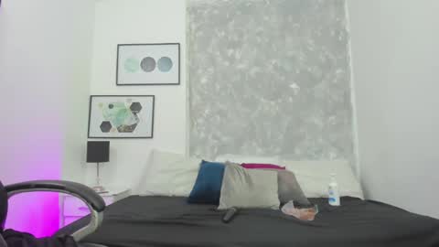 Anahii  online show from March 8, 7:20 pm