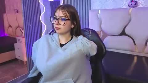 andrea_tay1 online show from August 8, 7:13 pm