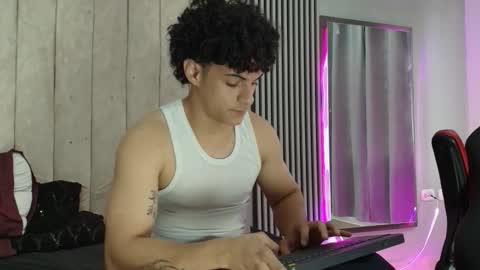 Snapshot of andres_cream chatting on October 7, 12:56 pm andres_cream online show from October 7, 12:56 pm
