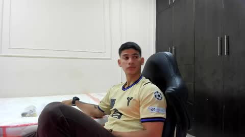 andres_stud online show from April 18, 4:25 am