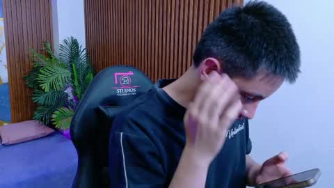 andres_tay online show from May 30, 5:28 am