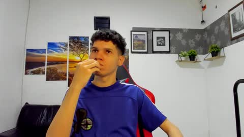 andrew_2811 online show from December 14, 5:35 am