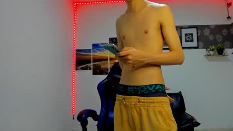 andrew_2811 online show from February 14, 10:40 am