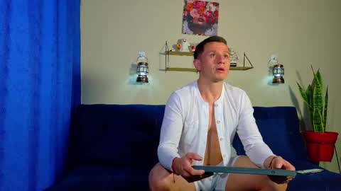 andrewfalcon_ online show from May 11, 12:23 pm