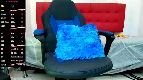 Snapshot of andrey_u92 chatting on October 18, 12:37 am online show from October 18, 12:37 am