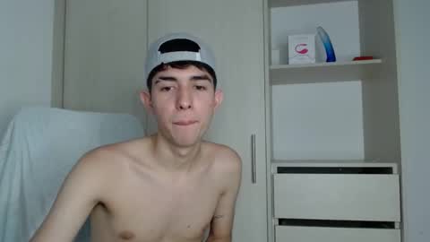 Snapshot of andy19_hot chatting on October 23, 6:42 pm andy19_hot online show from October 23, 6:42 pm