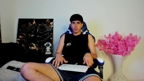 andy_wood1 online show from April 8, 4:54 pm