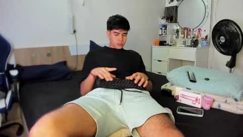 andy_wood1 online show from May 29, 11:52 am