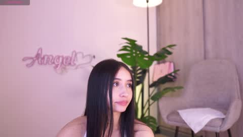 Snapshot of angeeel_ chatting on September 19, 6:00 pm Angel online show from September 19, 6:00 pm