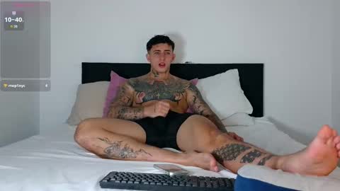 Snapshot of angel_boy01 chatting on October 18, 11:31 pm angel_boy01 online show from October 18, 11:31 pm