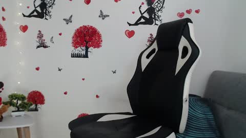 Snapshot of angel_curl chatting on February 12, 7:13 pm Angel Curl online show from February 12, 7:13 pm