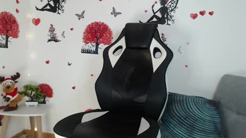 Snapshot of angel_curl chatting on February 9, 1:44 am Angel Curl online show from February 9, 1:44 am