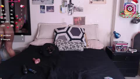 A N G E L A  E L L I S S   online show from December 4, 4:28 pm