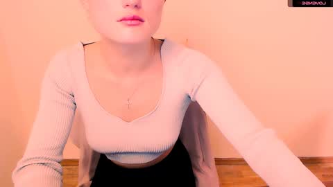 Snapshot of angelalice_ chatting on December 17, 2:11 pm Alice online show from December 17, 2:11 pm