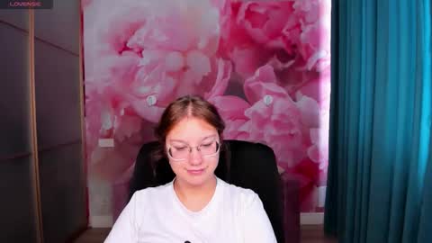 Snapshot of angelinalow chatting on September 28, 11:30 am AngelinaLow online show from September 28, 11:30 am