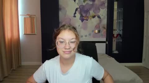 Snapshot of angelinalow chatting on September 25, 11:28 am AngelinaLow online show from September 25, 11:28 am