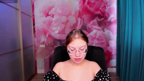 Snapshot of angelinalow chatting on October 5, 5:27 am AngelinaLow online show from October 5, 5:27 am