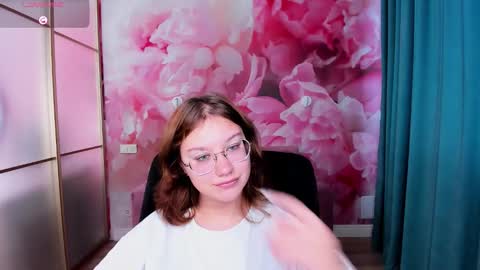 Snapshot of angelinalow chatting on October 18, 6:06 am AngelinaLow online show from October 18, 6:06 am