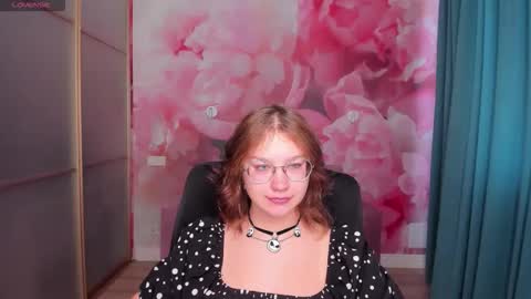 Snapshot of angelinalow chatting on October 6, 11:28 am AngelinaLow online show from October 6, 11:28 am