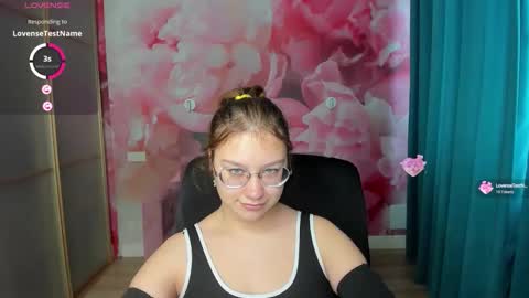 Snapshot of angelinalow chatting on October 13, 11:23 am AngelinaLow online show from October 13, 11:23 am