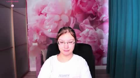 Snapshot of angelinalow chatting on October 19, 6:07 am AngelinaLow online show from October 19, 6:07 am
