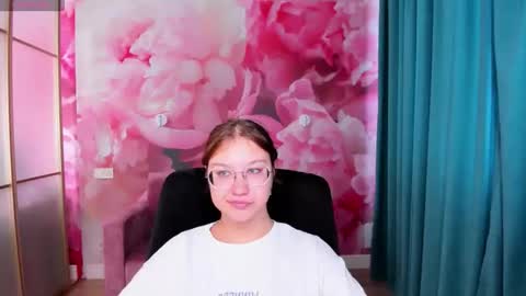 Snapshot of angelinalow chatting on September 29, 11:31 am AngelinaLow online show from September 29, 11:31 am