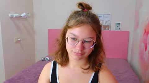 Snapshot of angelinalow chatting on October 14, 11:24 am AngelinaLow online show from October 14, 11:24 am