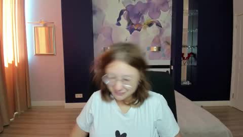 Snapshot of angelinalow chatting on September 27, 11:19 am AngelinaLow online show from September 27, 11:19 am