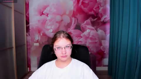 Snapshot of angelinalow chatting on October 1, 11:42 am AngelinaLow online show from October 1, 11:42 am