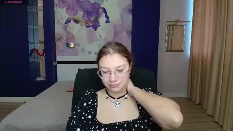 Snapshot of angelinalow chatting on October 7, 11:39 am AngelinaLow online show from October 7, 11:39 am