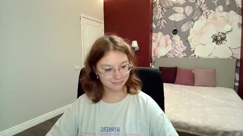 Snapshot of angelinalow chatting on September 30, 11:32 am AngelinaLow online show from September 30, 11:32 am