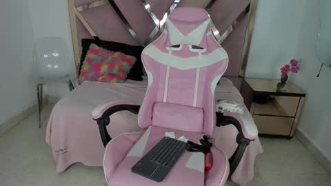 angell_petite01 online show from March 19, 11:09 pm