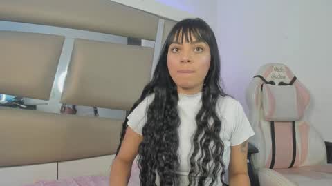 Snapshot of angely_js chatting on February 20, 8:58 pm angely_js online show from February 20, 8:58 pm