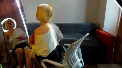 ann_annise online show from May 30, 1:48 am