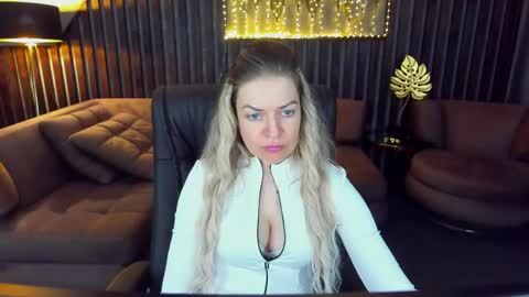 anna_snow9 online show from May 17, 11:30 am