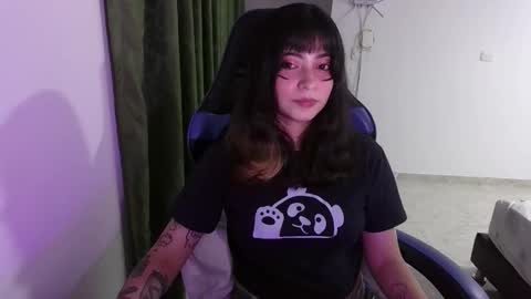 Snapshot of annacrow chatting on October 15, 5:00 am Anna online show from October 15, 5:00 am