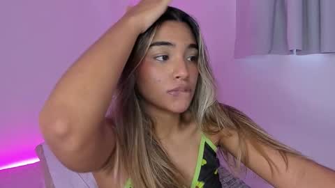 Snapshot of annebull_ chatting on October 16, 9:57 pm Anne online show from October 16, 9:57 pm