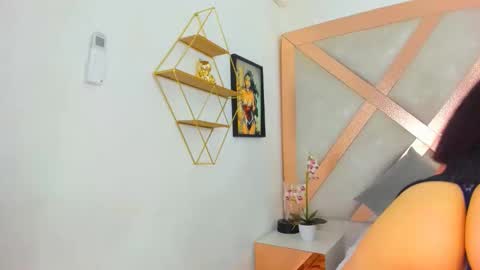 annie_coxx online show from April 13, 4:55 pm