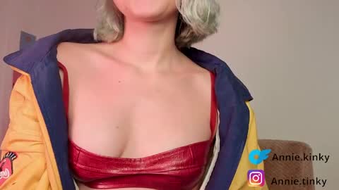 annietinky online show from April 6, 10:11 pm