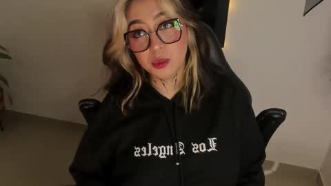 Annika online show from February 1, 10:18 pm