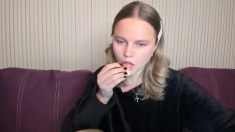 Snapshot of anny_love_you chatting on September 30, 6:51 pm anny_love_you online show from September 30, 6:51 pm