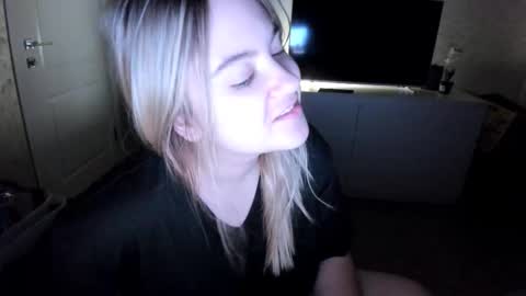 Snapshot of appleyummybuns chatting on October 28, 2:56 am appleyummybuns online show from October 28, 2:56 am