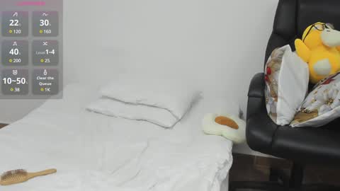 Snapshot of aprildubois_ chatting on December 6, 5:03 am April online show from December 6, 5:03 am