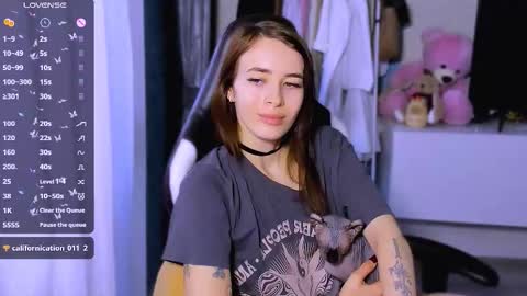 Snapshot of ariamill chatting on October 7, 6:42 am Ari online show from October 7, 6:42 am