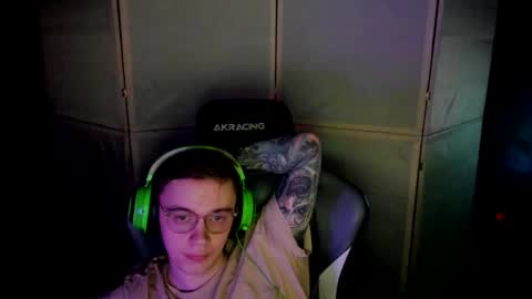 Snapshot of aron_neall chatting on February 13, 12:13 am biggest penis online show from February 13, 12:13 am