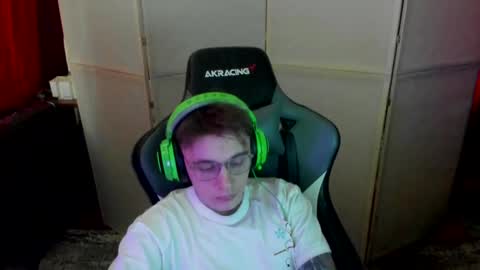 Snapshot of aron_neall chatting on February 27, 10:01 am biggest penis online show from February 27, 10:01 am