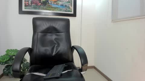 Snapshot of aroon_connor chatting on February 10, 11:02 pm   online show from February 10, 11:02 pm