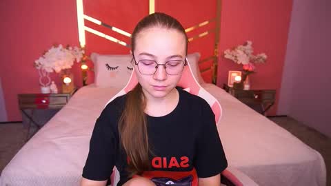 arrinawair online show from December 15, 8:43 am