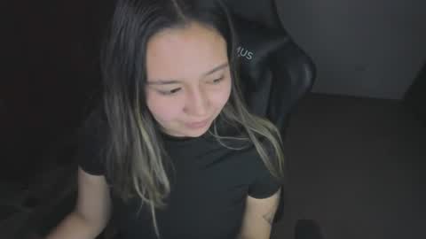 ash_smith1 online show from June 22, 8:27 pm